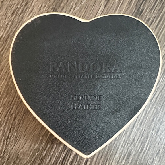 PANDORA Heart-Shaped Jewelry Box - Picture 4 of 7